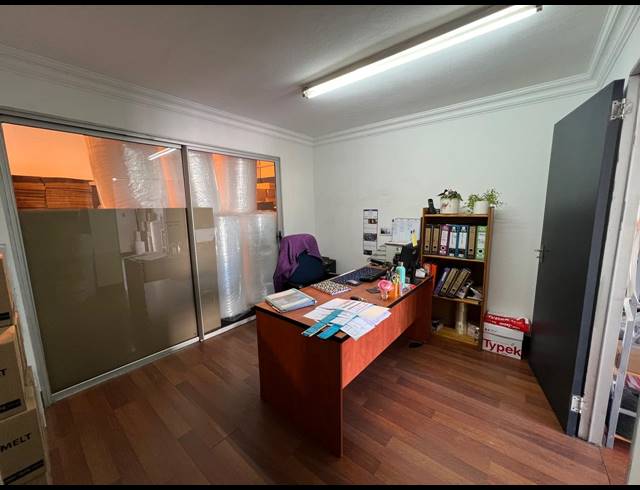 252M² WAREHOUSE TO LET IN LASER PARK